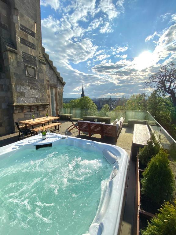 Knowehead Penthouse Apartment with Rooftop Hot Tub, Perth Updated