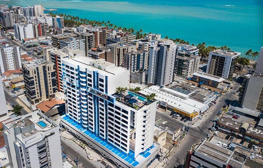 uma vista aérea de uma cidade com edifícios e o oceano em Edifício Time Apto 520 ER Hospedagens em Maceió