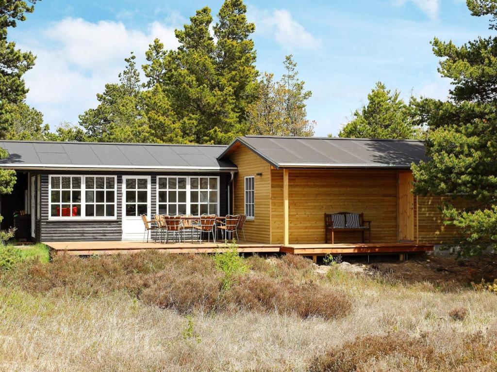 uma casa modular com um telhado solar num campo em 8 person holiday home in R m em Kongsmark