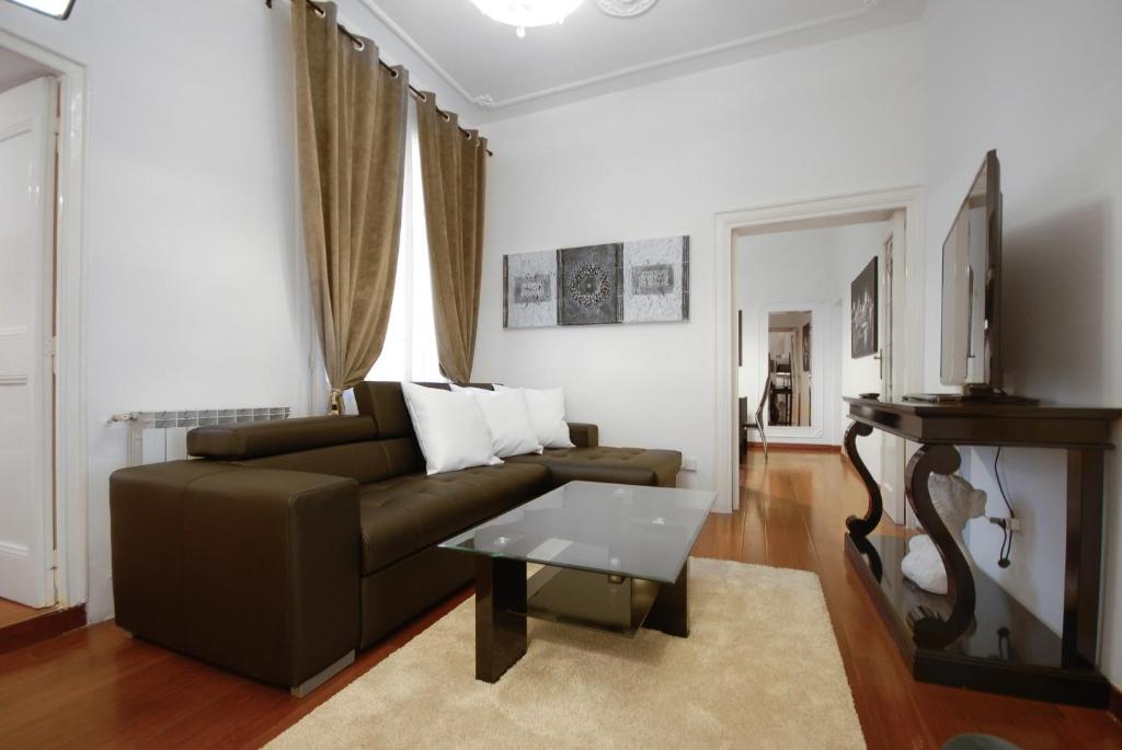 Easydomus Rome - Three-Bedroom Apartment