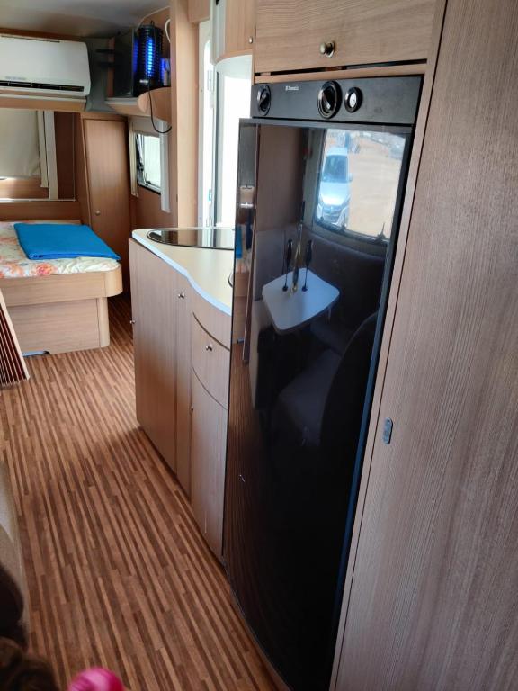 eine kleine Küche mit einer Spüle in einem Fahrzeug in der Unterkunft Caravan In the Desert in Eilat