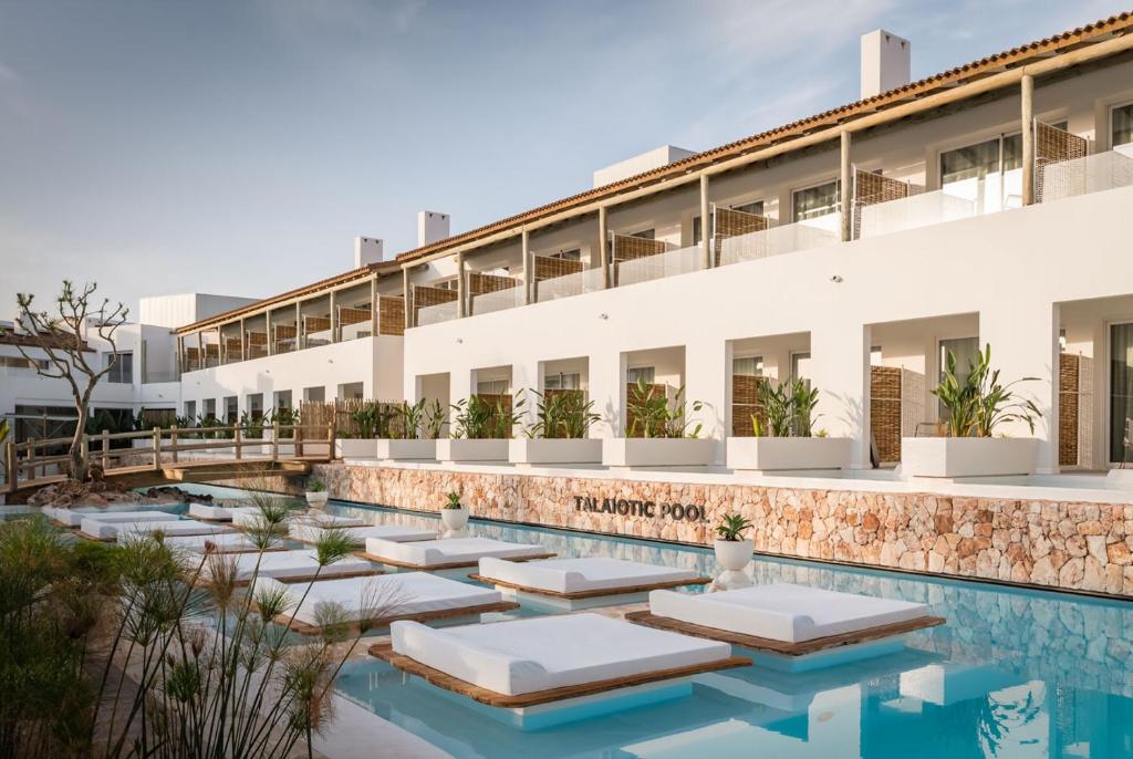 una imagen de un hotel con piscina en Lago Resort Menorca - Suites del Lago Adults Only, en Cala'n Bosch