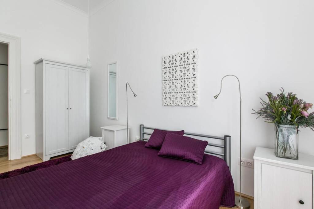 Posteľ alebo postele v izbe v ubytovaní Your Gorgeous and Spacious Dream Home FREE Parking