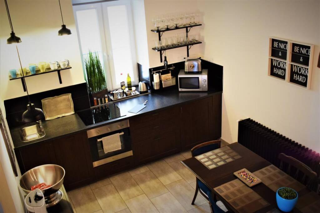 Kuchyňa alebo kuchynka v ubytovaní Your Gorgeous and Spacious Dream Home FREE Parking