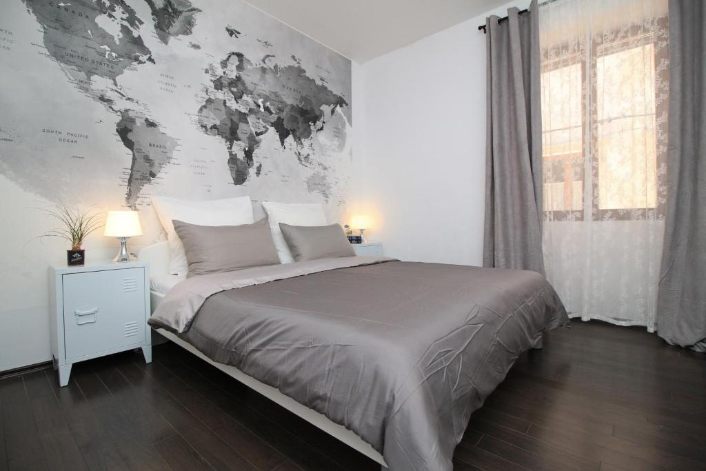 um quarto com uma cama com um mapa na parede em Carrera Corner Apartment em Rovinj
