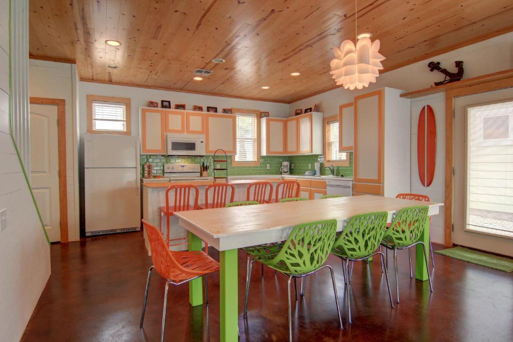 eine Küche mit einem Tisch und einigen Stühlen in der Unterkunft Harpers Berry 5SC in Port Aransas