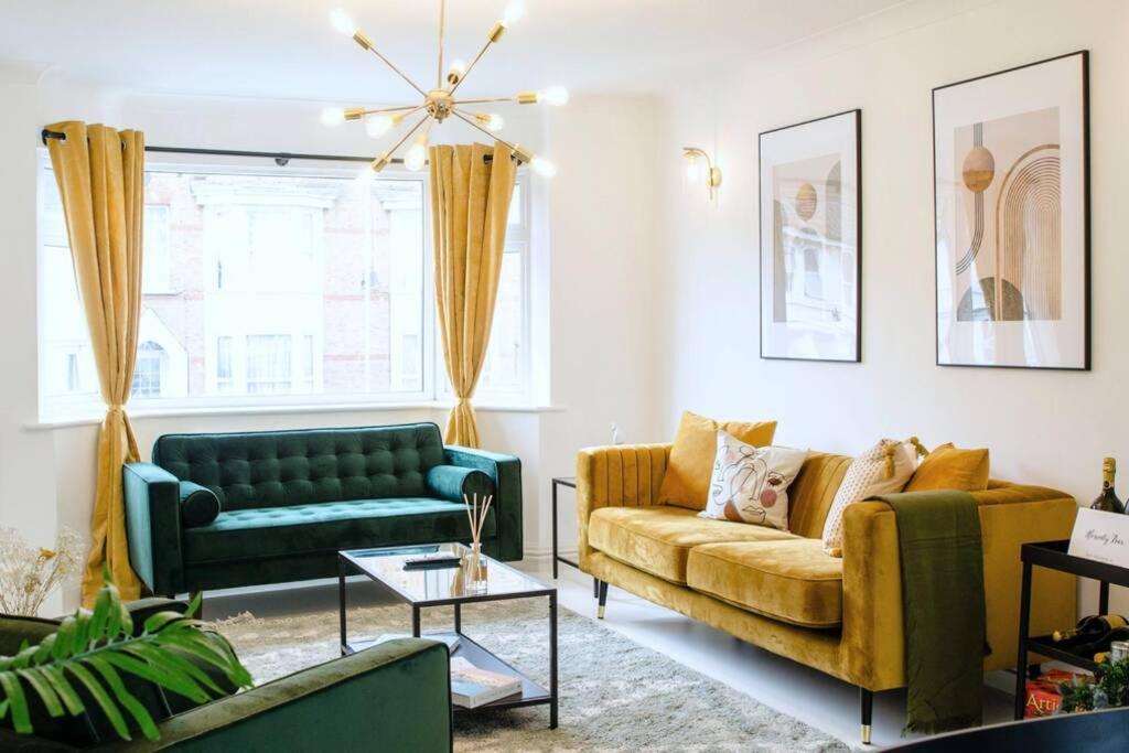 - un salon avec des meubles jaunes et verts dans l'établissement Chic Beach Getaway (sleeps 6) - 4min walk to beach, à Kent