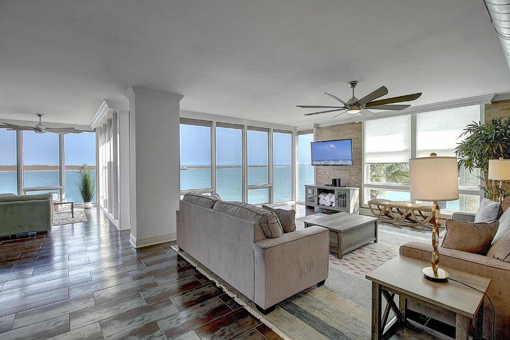 Channelview 211 - Housity