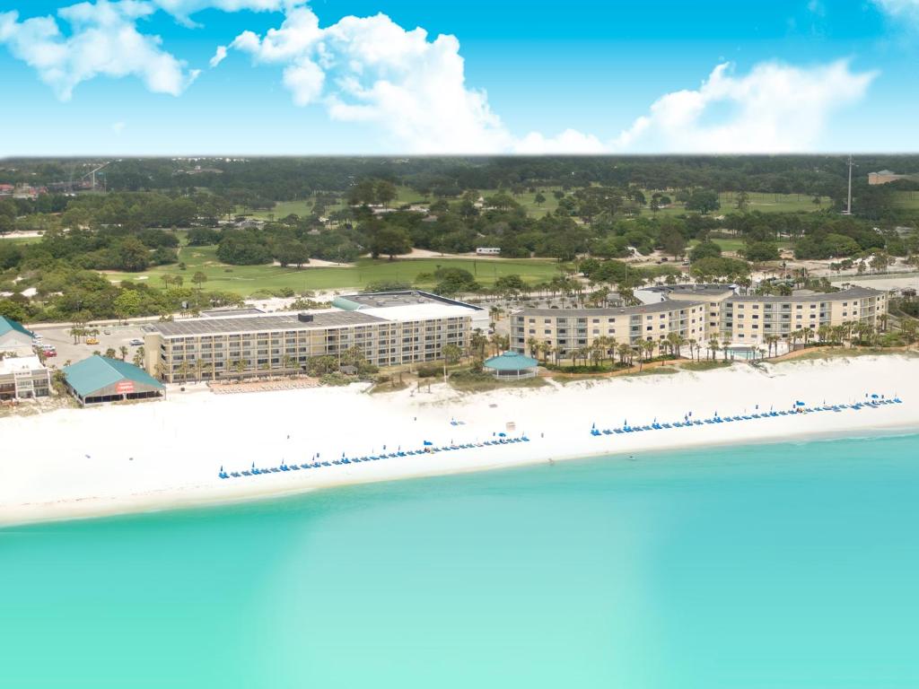 uma vista aérea da praia no resort em Boardwalk Beach Hotel em Panama City Beach