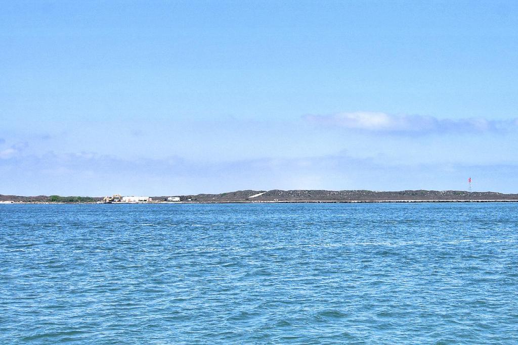 une île au milieu d'une grande masse d'eau dans l'établissement Channelview 206, à Port Aransas