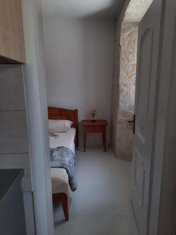 Postel nebo postele na pokoji v ubytování Stone house Zgogo