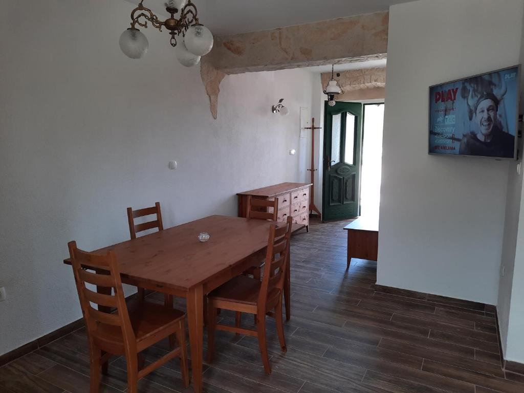 TV a/nebo společenská místnost v ubytování Stone house Zgogo