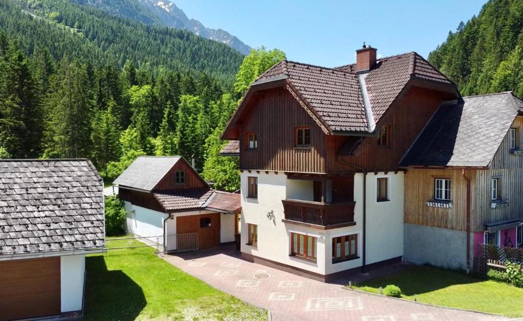 une vue aérienne sur une maison avec des montagnes en arrière-plan dans l'établissement Haus Tauplitz, à Tauplitz