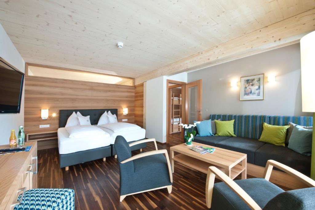 A television and/or entertainment centre at Familien- Sportresort BRENNSEEHOF