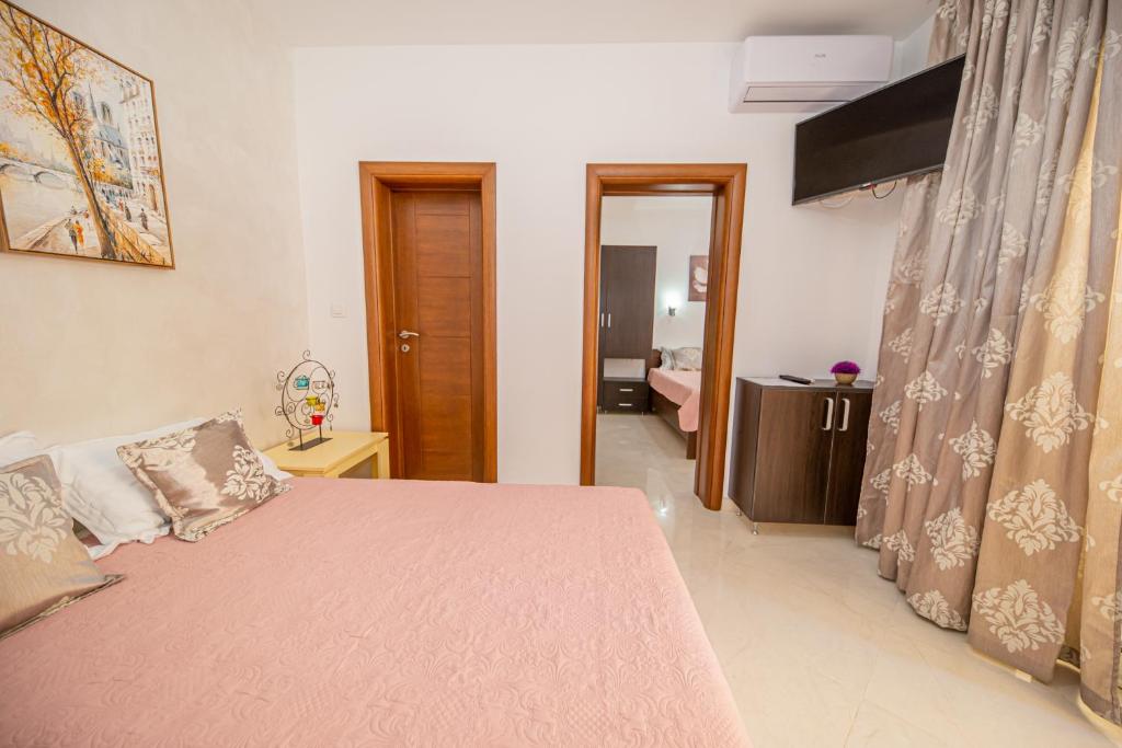 Postel nebo postele na pokoji v ubytování Kristal Apartmani