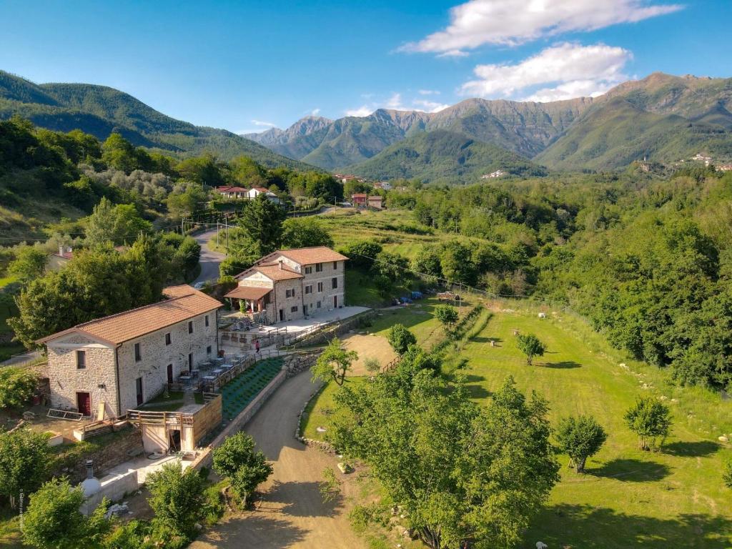 una vista aérea de un pueblo en las montañas en Agriturismo La Cascina dei Chicchi, en Bagnone