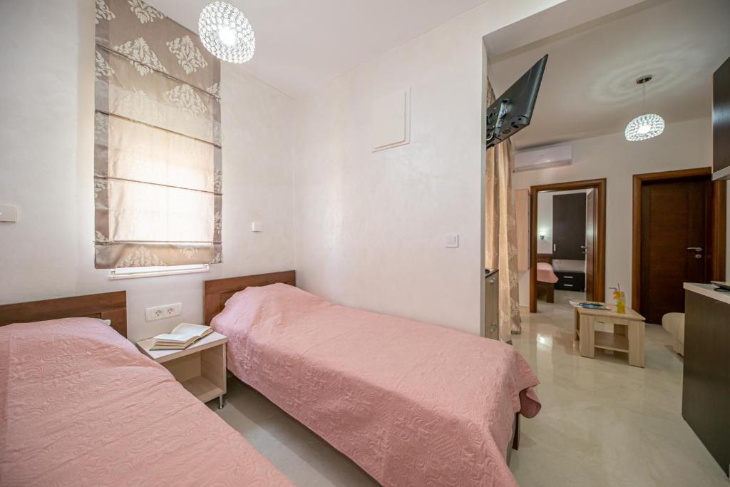 Postel nebo postele na pokoji v ubytování Kristal Apartmani
