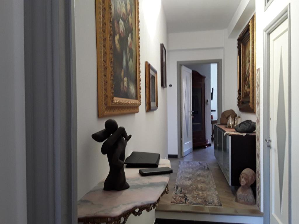 uma sala de estar com uma mesa com uma estátua em Retro' BeB em La Spezia