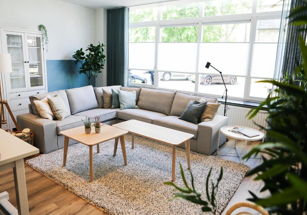 a living room with a couch and tables at Prachtig appartement in het centrum van Yerseke in Yerseke