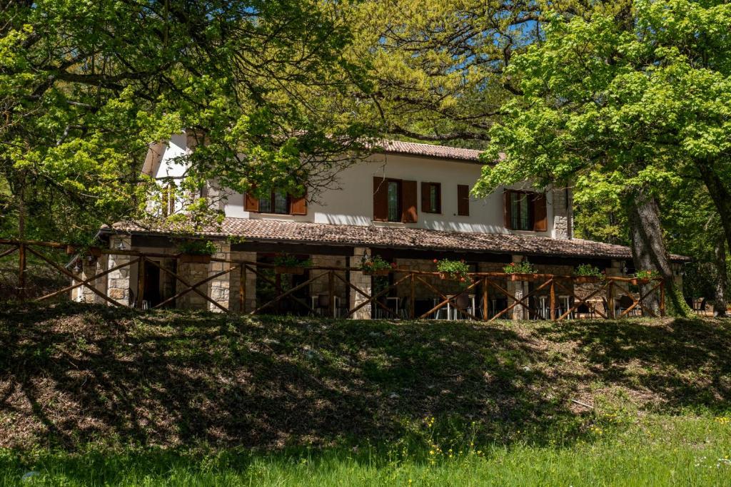 una casa en una terraza de madera en el bosque en Casa del Pastore Rosello, en Rosello
