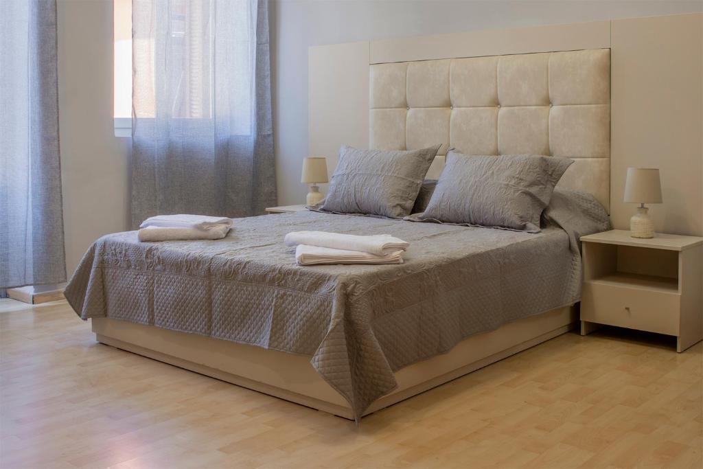 sypialnia z dużym łóżkiem z dwoma ręcznikami w obiekcie Narkissos 'SUPERB' w Chanii
