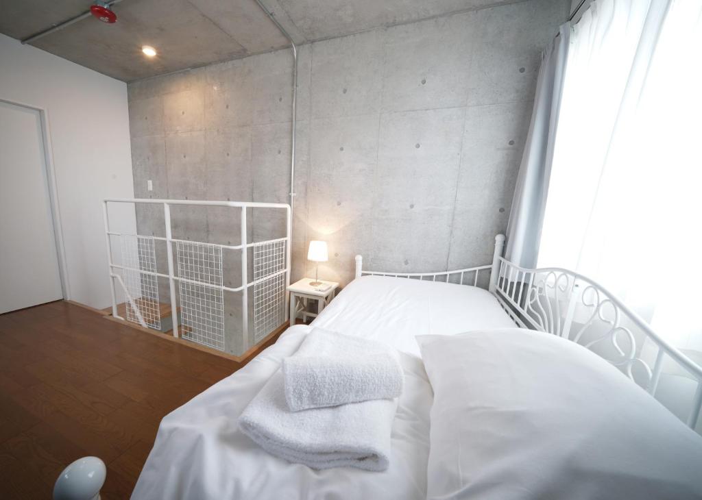 Postel nebo postele na pokoji v ubytování Laffitte Hirai Condominium Hotel