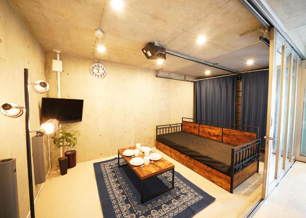 Habitación con cama y mesa. en Laffitte Hirai Condominium Hotel en Tokio