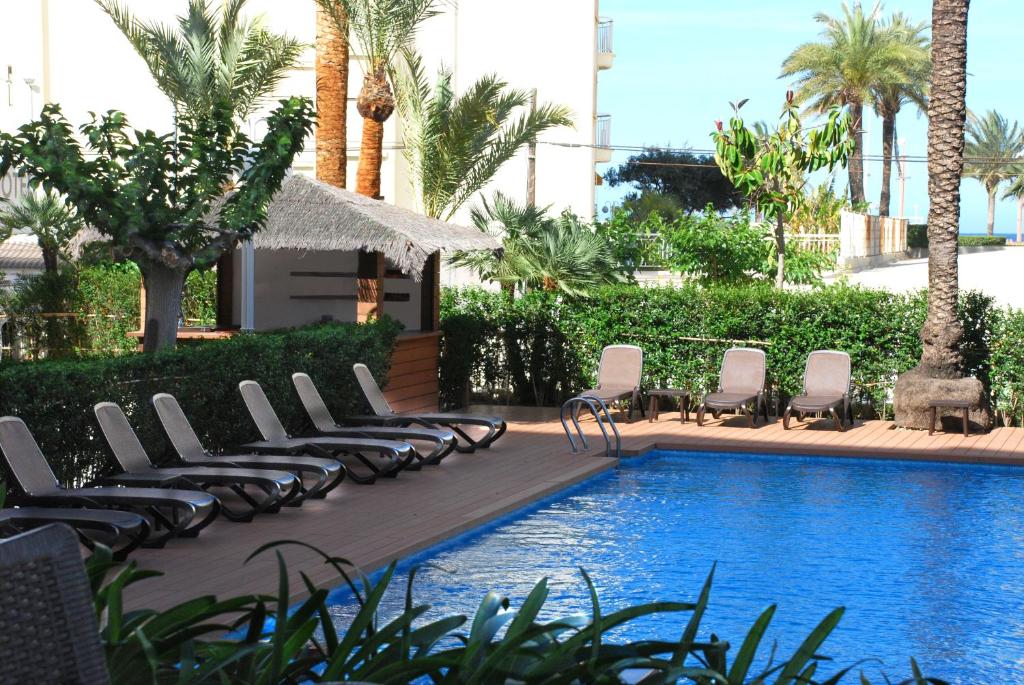 Bazén v ubytování Hotel Los Robles nebo v jeho okolí