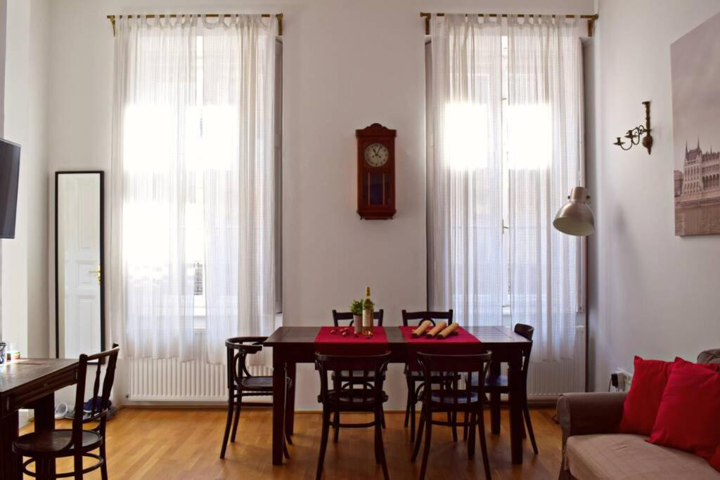 Fotografia z galérie ubytovania Central Budapest Apartment in Historical Building With Free Private Parking v Budapešti