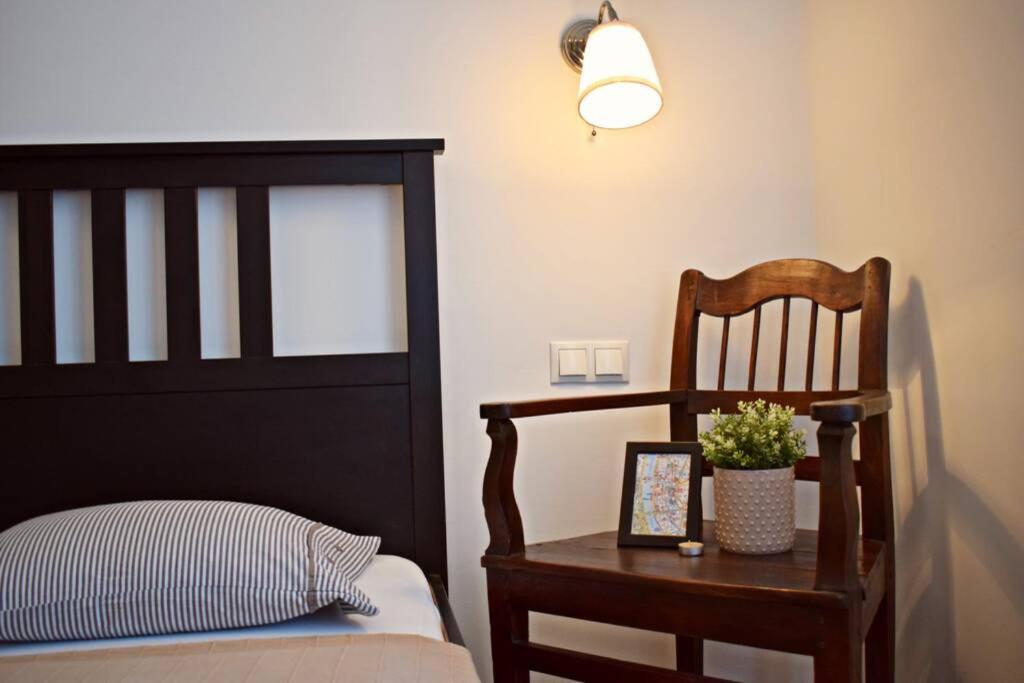 Posteľ alebo postele v izbe v ubytovaní Central Budapest Apartment in Historical Building With Free Private Parking