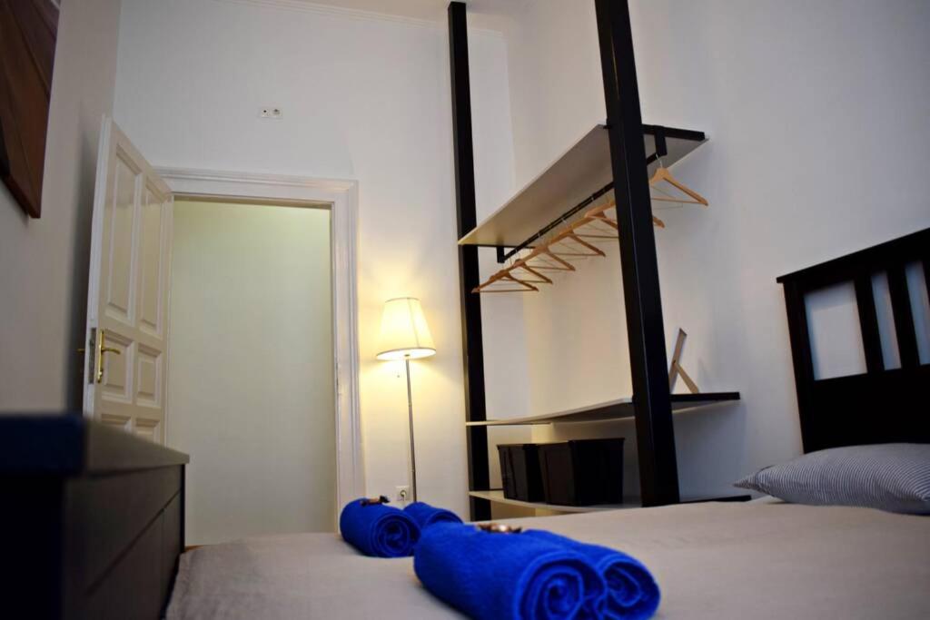 Posteľ alebo postele v izbe v ubytovaní Central Budapest Apartment in Historical Building With Free Private Parking