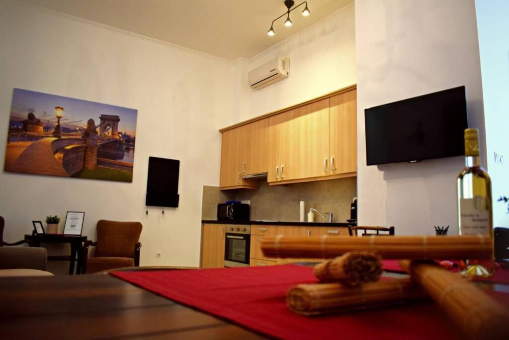 Kuchyňa alebo kuchynka v ubytovaní Central Budapest Apartment in Historical Building With Free Private Parking