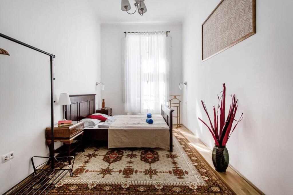 Posteľ alebo postele v izbe v ubytovaní Central Budapest Apartment in Historical Building With Free Private Parking
