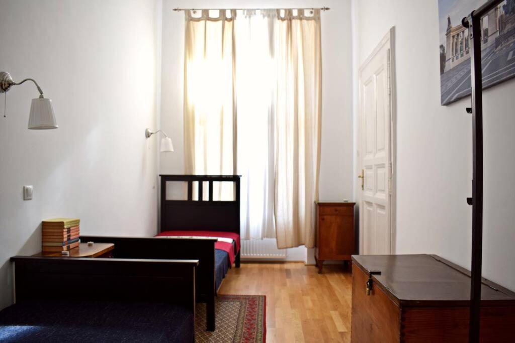 Posteľ alebo postele v izbe v ubytovaní Central Budapest Apartment in Historical Building With Free Private Parking