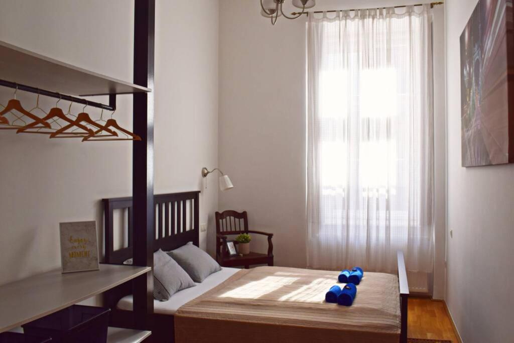 Posteľ alebo postele v izbe v ubytovaní Central Budapest Apartment in Historical Building With Free Private Parking
