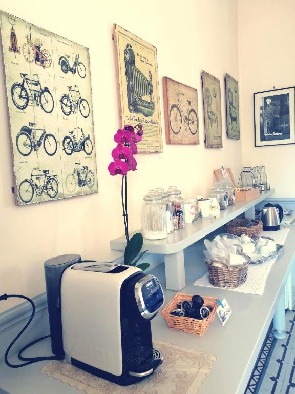 blat kuchenny z tosterem i rowery na ścianie w obiekcie Bed and Breakfast Evelina w Lukce