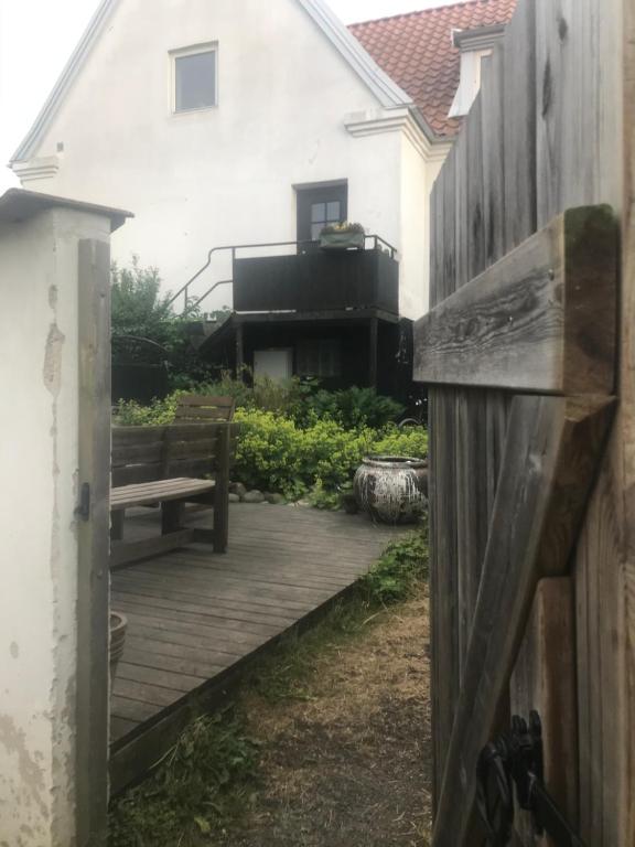Aed väljaspool majutusasutust Botanikerns hus
