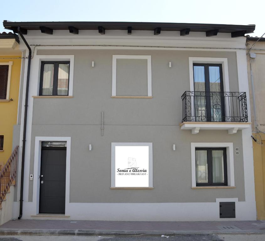 Biały dom z czarnymi drzwiami i oknami w obiekcie Sonia e Alessia w mieście Mileto