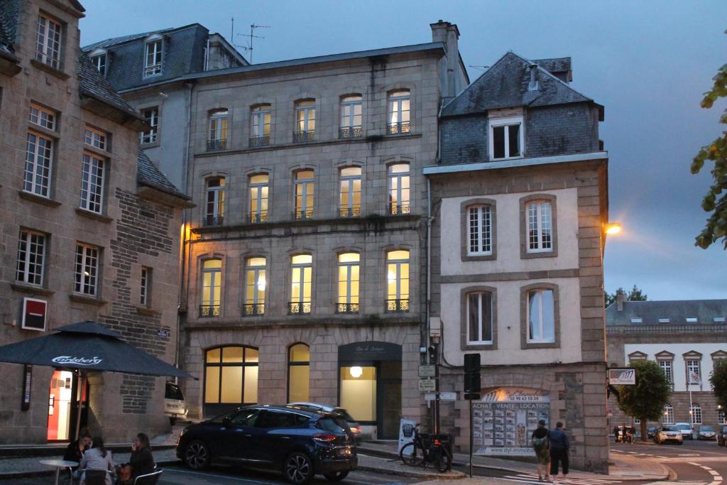 um carro estacionado em frente a um grande edifício em Duc de Bretagne Luxury Apparthotel em Morlaix