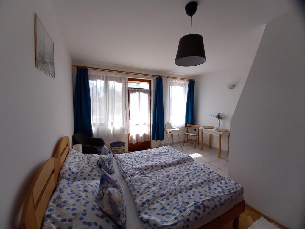 Posteľ alebo postele v izbe v ubytovaní Kispál Apartmanház