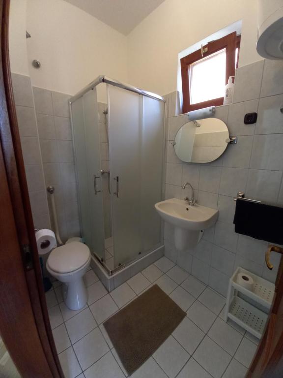 Kúpeľňa v ubytovaní Kispál Apartmanház