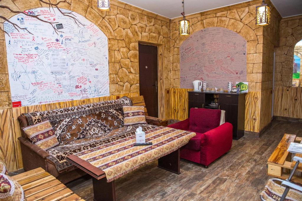 sala de estar con sofá y mesa en Mini House en Alaverdi