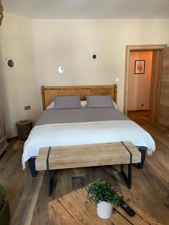 Postel nebo postele na pokoji v ubytování Les Chambres - Au Grès du marché