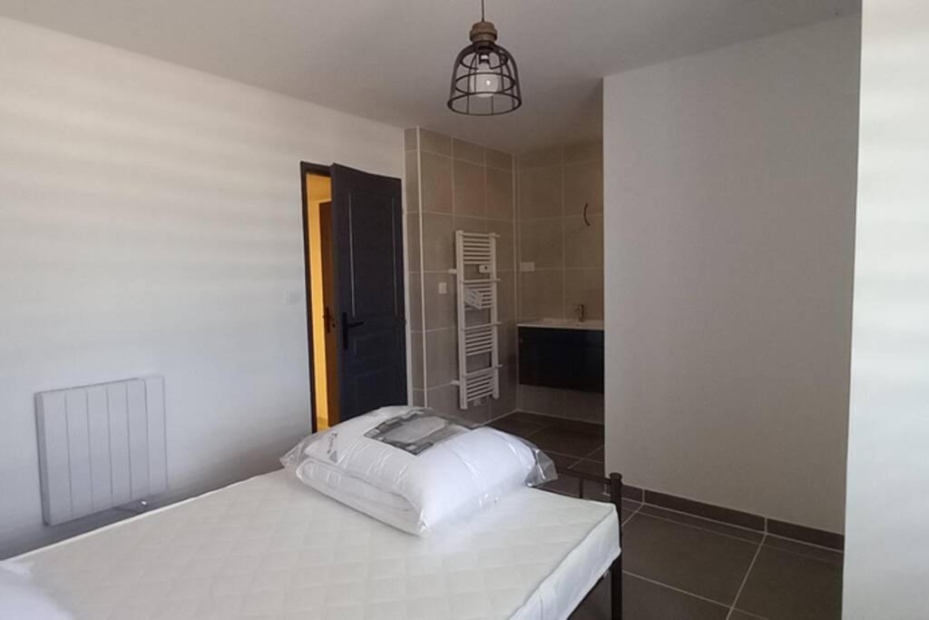 Postel nebo postele na pokoji v ubytování Gîte La Truffière
