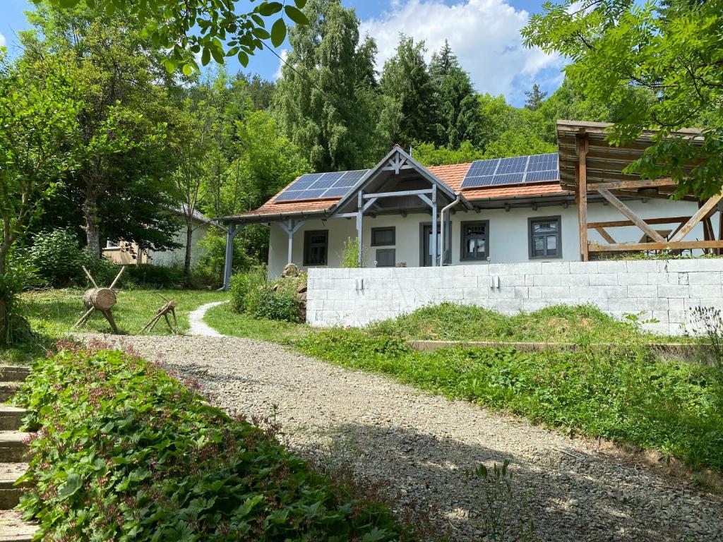 une maison avec des panneaux solaires sur le toit dans l'établissement Slowlife Mátra, à Mátraszentistván