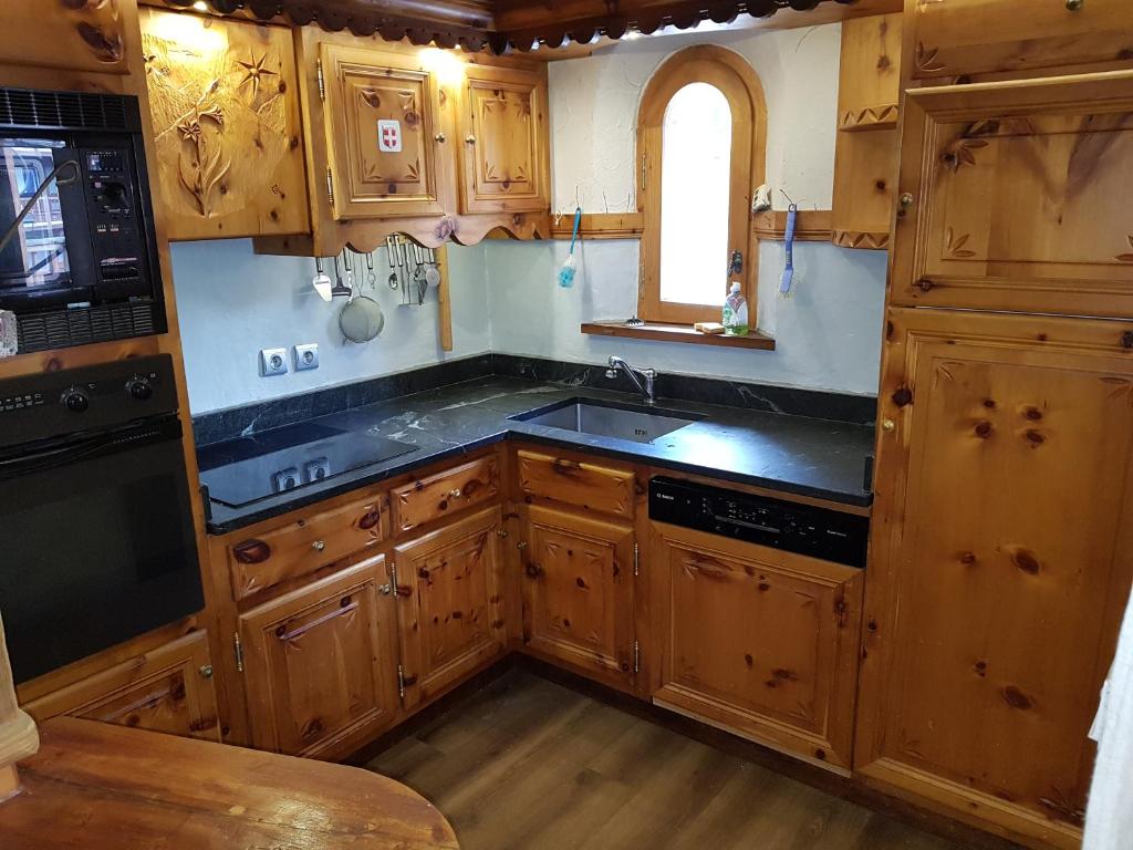 Kuchyň nebo kuchyňský kout v ubytování Chalet l'Avalin