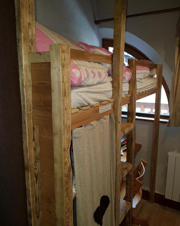 Palanda nebo palandy na pokoji v ubytování Chalet l'Avalin