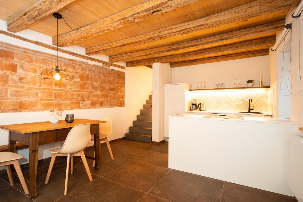 a kitchen and dining room with a table and chairs at Quartier No. 5 in Nordheim