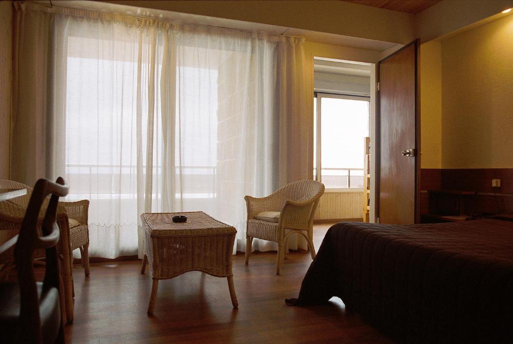 Habitación de hotel con cama y ventana en Carlina Lodge, en Biarritz