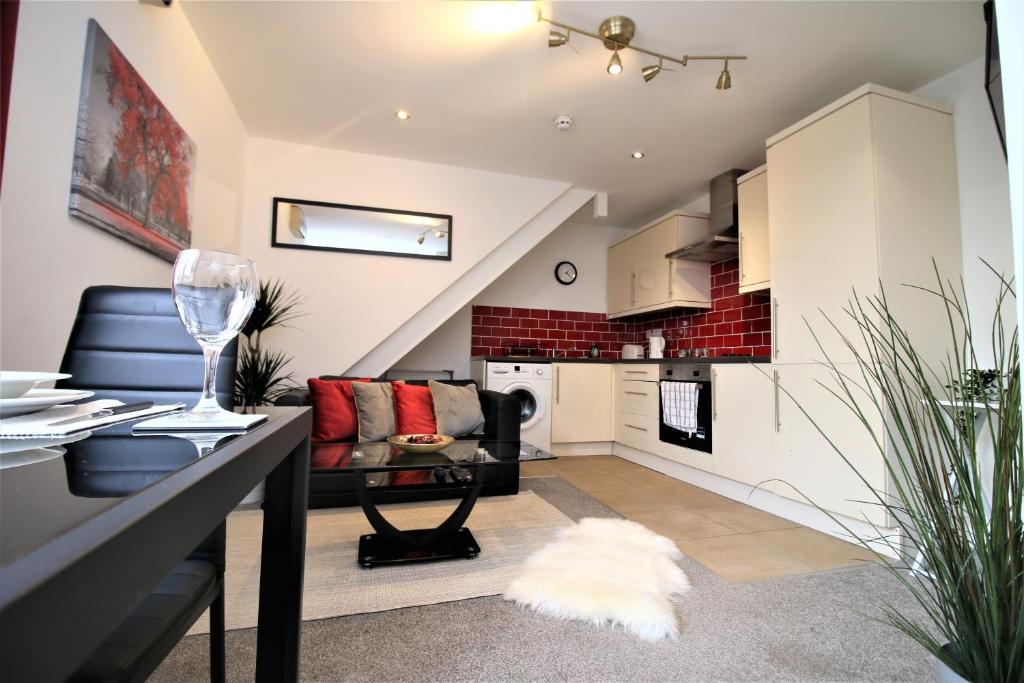 una sala de estar con un sofá y una mesa en Northcote Lane Apartments - By Property Promise, en Cardiff